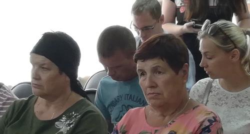 Родственники погибших на речной прогулке в Волгограде. Фото Татьяны Филимоновой для "Кавказского узла"