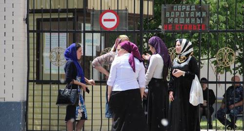 Выпускницы возле ворот школы. Грозный. Фото Магомеда Магомедова для "Кавказского узла"