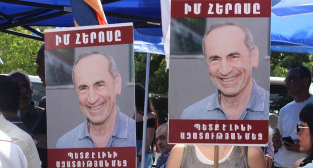 Портреты Роберта Кочаряна. Фото Тиграна Петросяна для "Кавказского узла"