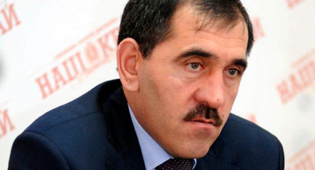 Юнус-бек Евкуров. Фото Андрея Кудрявцева, Городская
общественно-политическая газета "Рабочий" (http://gazeta.snk24.ru)