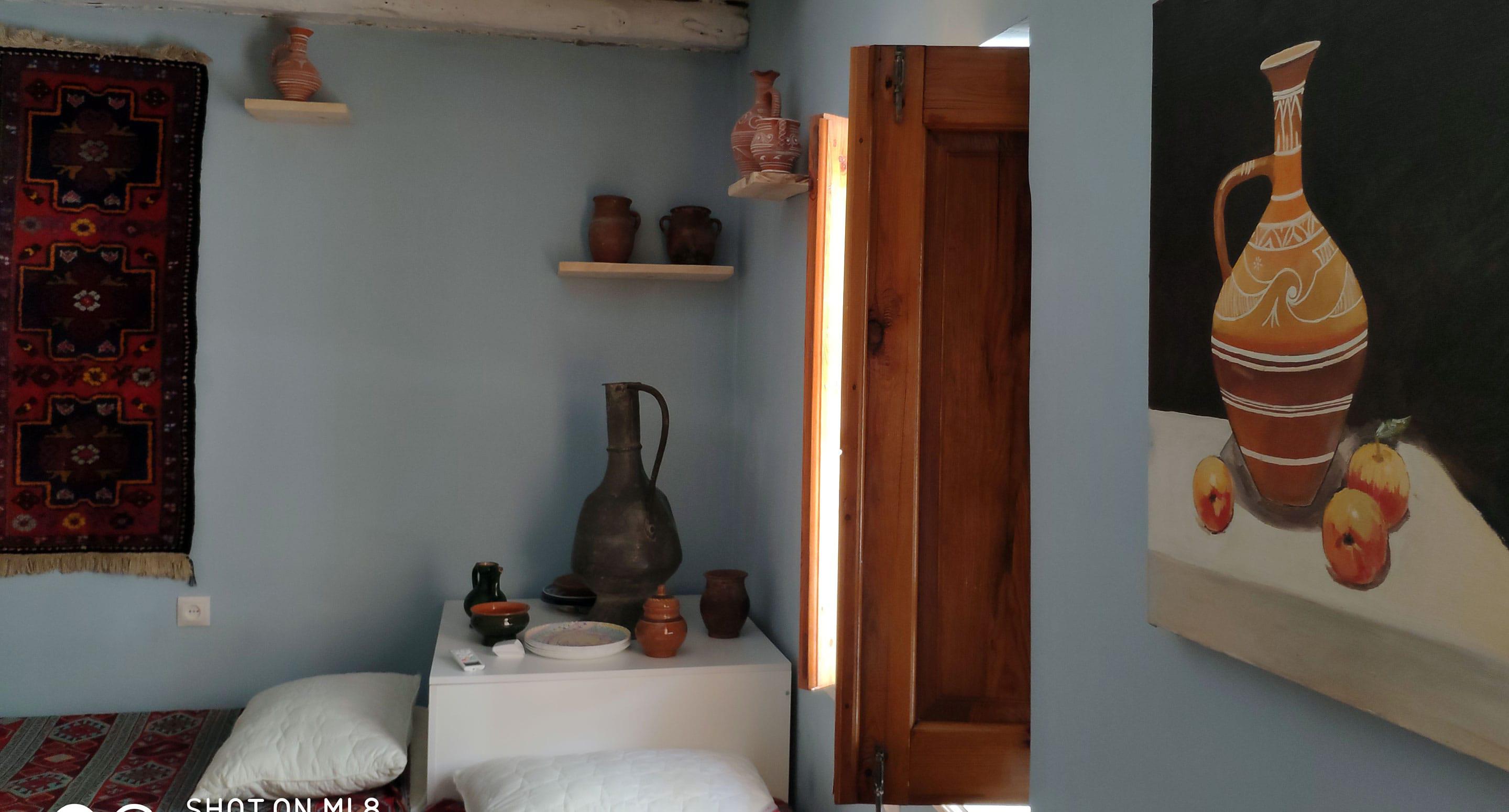 Интерьер "балхарской комнаты" - глиняные кувшины и горшки. Фото Расула Магомедова для "Кавказского узла"