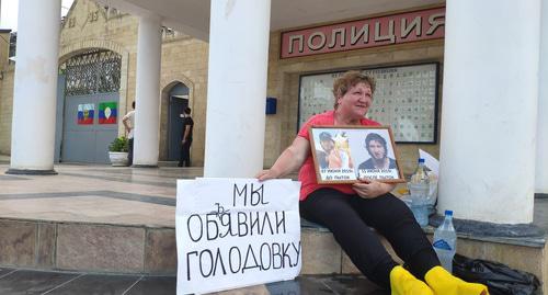 Елена Барзукаева возле здания полиции. Дербент, 24 июня 2019 г. Фото Мурада Мурадова для "Кавказского узла"