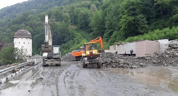 Работы по очистке после схода селя в Красной Поляне. Фото пресс-службы мэрии Сочи, https://sochi.ru/press-sluzhba/novosti/11/127862/