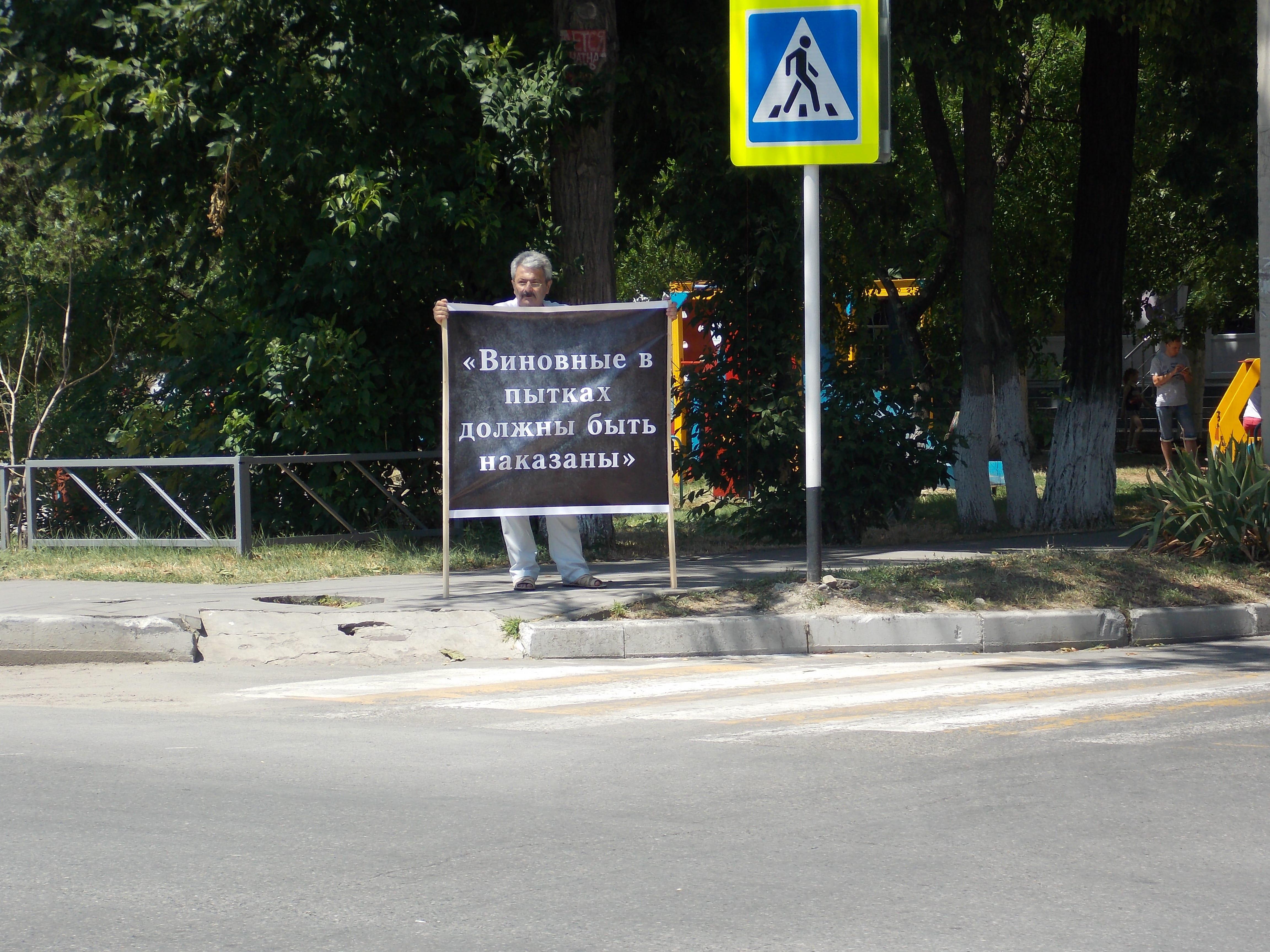 Самвел Арустамян проводит одиночный пикет в центре Анапы. Фото Анны Грицевич для "Кавказского узла"