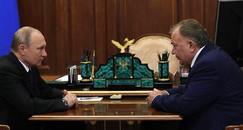 Владимир Путин (слева) и Махмуд-Али Калиматов. Фото: пресс-служба Кремля.  http://kremlin.ru/events/president/news/60833