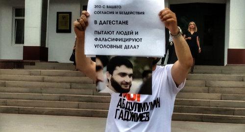 Участник пикета в поддержку Абдулмумина Гаджиева. Махачкала, 26 июня 2019 года. Фото Ильяса Капиева для "Кавказского узла"