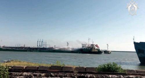 Ликвидация последствий взрыва на танкере в Махачкалинском порту. Фото http://yusut.sledcom.ru/news/item/1364020/