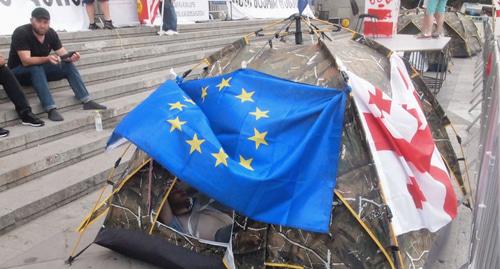 Палатка голодающих перед парламентом с флагами США и ЕС. Тбилиси, 27 июня 2019 года. Фото Беслана Кмузова для "Кавказского узла"