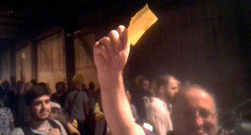 Толпа протестующих подошла к дому миллиардера Бидзины Иванишвили, участники шествия  показали желтую карточку. Фото Беслана Кмузова для "Кавказского узла"