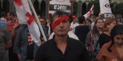 Участник протестной акции в Тбилиси. Фото Беслана Кмузова для "Кавказского узла".