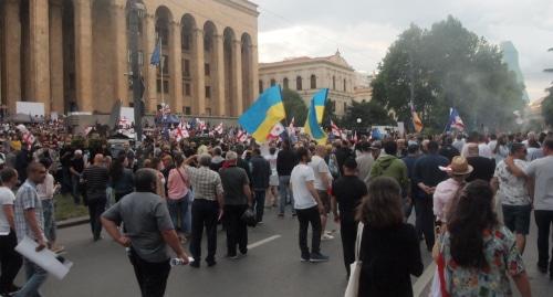 Среди протестующих были люди с флагами Украины. Фото Беслана Кмузова для "Кавказского узла".