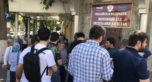 Группа поддержки Абдулмумина Гаджиева перед зданием суда. Фото Патимат Махмудовой для "Кавказского узла"
