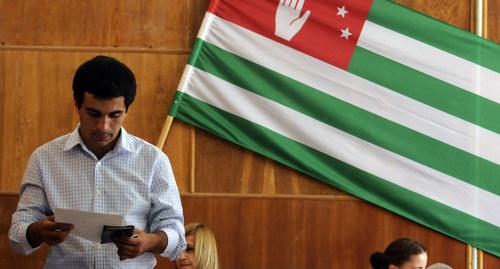 Флаг Абхазии на избирательном участке. Фото: REUTERS/Sergei Karpov 