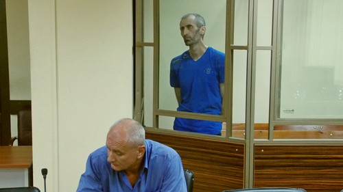 Аслан Яндиев (стоит) и его адвокат по назначению Сергей Заикин (сидит) на оглашении приговора. Фото Константина Волгина для "Кавказского узла"