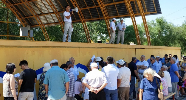 Митинг в Элисте в поддержку Михаила Музраева и Владимира Мацакова. Фото Бадмы Бюрчиева для "Кавказского узла"