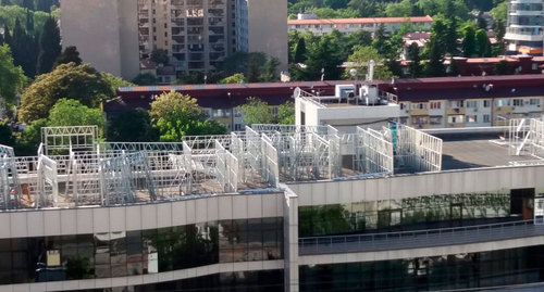 На крыше торгового центра "Атриум" в Сочи возводится шестой этаж. Фото Светланы Кравченко для "Кавказского узла".