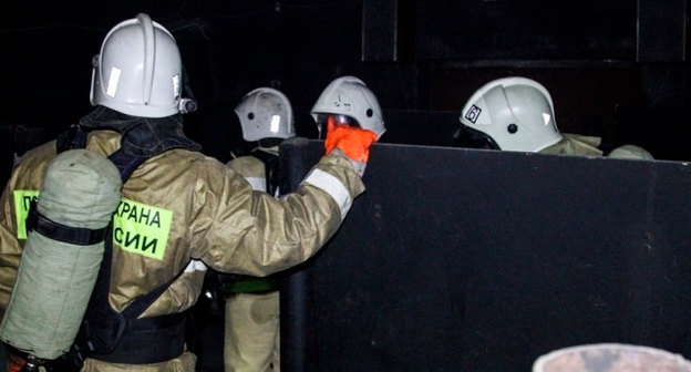 Сотрудники МЧС на месте пожара. Фото пресс-службы ГУ МЧС России по Волгоградской области