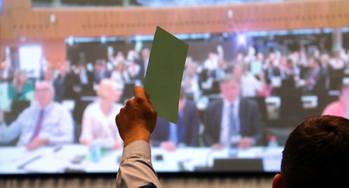 Голосование на  заседании Парламентской ассамблеи ОБСЕ. Фото: пресс-служба ПА ОБСЕ https://www.flickr.com/photos/oscepa/albums/72157709462707676