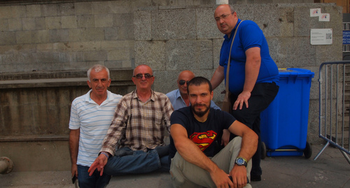 Члены организации Вахтанга Сихарулидзе (второй слева) прибыли из Кутаиси поддержать его. Фото Беслана Кмузова для "Кавказского узла"