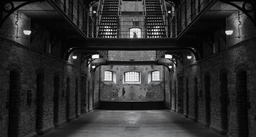 Тюремный коридор. Фото: Tracy Lundgren from Pixabay, https://pixabay.com/photos/prison-jail-dark-creepy-lockup-1331203/