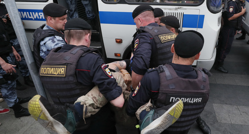 Сотрудники полиции задерживают участника акции в поддержку Ивана Голунова. Москва, июнь 2019 года. REUTERS/Shamil Zhumatov