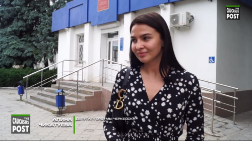 Алина Чикатуева у здания суда. 8 июля 2019 года. Скриншот видео https://youtu.be/MxnQKArc1jM