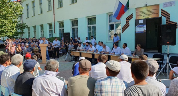 Сход жителей Сулака 5 июля 2019 года. Фото предоставлено "Кавказскому узлу" Казбеком Байтувгановым.