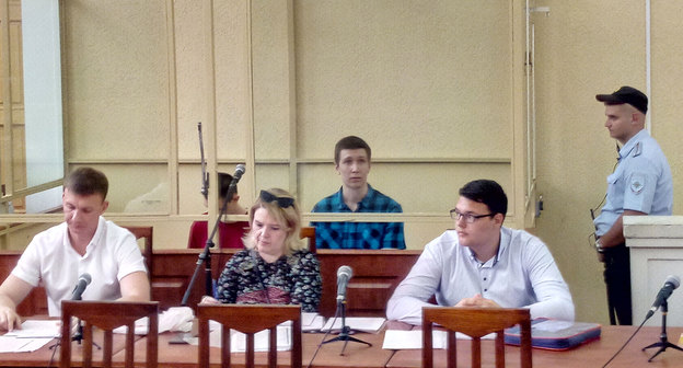 Заседание по делу о подготовке беспорядков в Ростове-на-Дону: в клетке Владислав Мордасов, за столом перед ним Вячеслав Шашмин. Фото Константина Волгина для "Кавказского узла"
