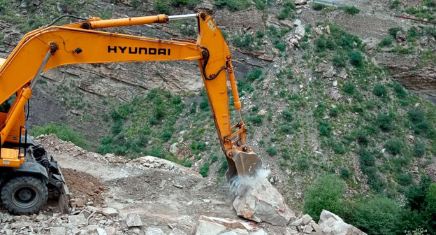 Обвал горной породы произошел на автодороге в селении Хутниб в ночь на 9 июля. Фото пресс-служба Гунибского района
