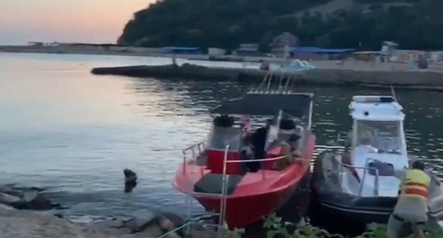 На месте, где перевернулся прогулочный катер. Фото: Скриншот видео Канал НТВ https://www.ntv.ru/novosti/2210641/