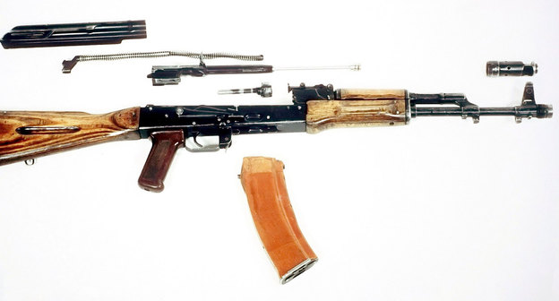 Автомат Калашникова. Фото https://ru.wikipedia.org/wiki/Автомат_Калашникова#/media/Файл:AK-74_DA-ST-89-06610.jpg
