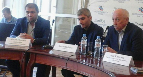 Пресс-конференция в поддержку Абдулмумина Гаджиева. На снимке: (слева направо) Магди Камалов,  Арсен Шабанов, Али Камалов. Фото Рустама Джалилова для "Кавказского узла"