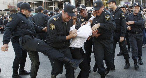 Сотрудники полиции задерживают активиста. Азербайджан. Фото: REUTERS/David Mdzinarishvili 