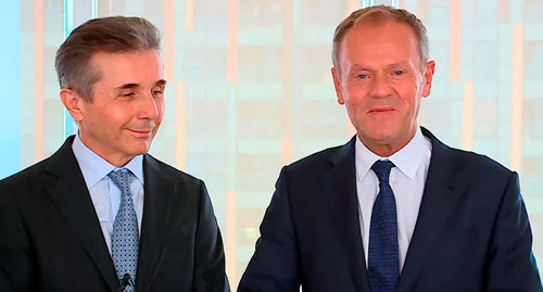 Президент Европейского совета Дональд Туск провел встречу с лидером правящей в Грузии партии «Грузинская мечта» Бидзиной Иванишвили (слева). Фото кадр видео 
Georgian Broadcaster


