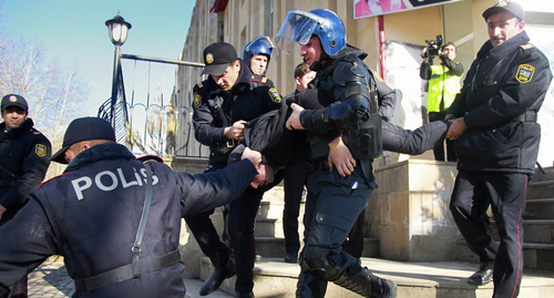 Сотрудники полиции задерживают активиста. Азербайджан. Фото: REUTERS/Aziz Karimov 