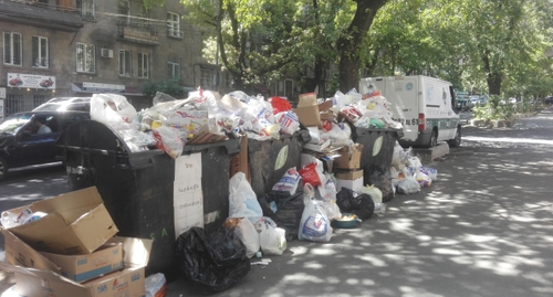 Забитые мусором контейнеры в Ереване. Фото Армине Мартиросян для "Кавказского узла".