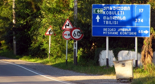 Дорожные указатели на трассе, ведущей из Батуми в Кобулети. Фото Юлии Кашеты для "Кавказского узла".