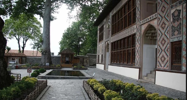 Дворец шекинских ханов. Фото: https://ru.wikipedia.org/wiki/Шеки