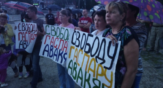 Плакаты участников митинга в поддержку блогера Гаспара Авакяна. Фото Константина Волгина для "Кавказского узла".