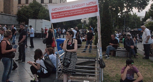 Сторонники оппозиции собираются на митинг перед парламентом. Фото Беслана Кмузова для "Кавказского узла".