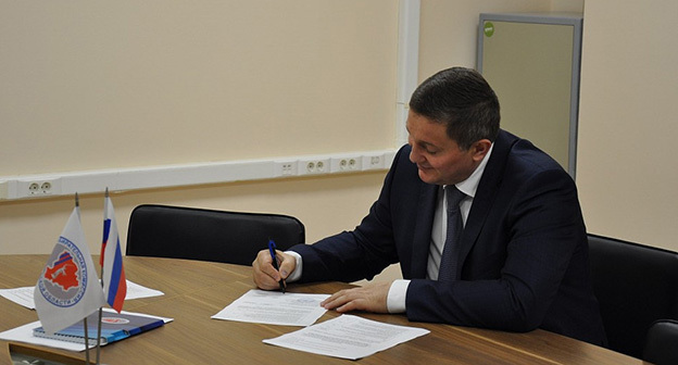 Андрей Бочаров сдал необходимые подписи для регистрации на выборах губернатора. Фото: Пресс-служба Вестника избирательной комиссии Волгоградской области http://ikvo.ru/