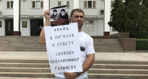 Учредитель Черновика Магди Камалов вышел на одиночный пикет в
поддержку Гаджиева. Махачкала, 16 июля 2019 г. Фото Патимат Махмудовой для "Кавказского узла"