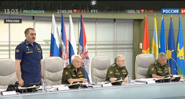 Министр обороны России Сергей Шойгу представляет своего нового заместителя Юнус-Бек Евкурова на селекторном совещании. Скриншот эфира телеканала "Россия 24", размещенного на YouTube-канале компании 16 июля 2019 года. https://www.youtube.com/watch?v=3q0NQzN4bCU