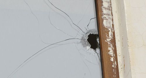 Следы на стекле от осколка взорвавшегося снаряда. Нагорный Карабах. Фото Алвард Григорян для "Кавказского узла"