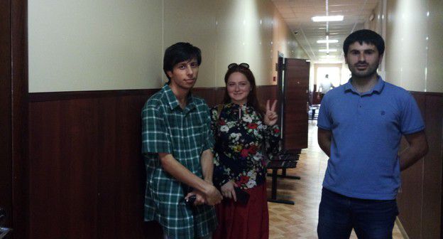 Участники "Монстрации" Магомед Магомедов, Раисат Сиражудинова и Марат Исмаилов в Советском районном суде Махачкалы после прекращения административного дела. 17 июля 2019 года. Фото Расула Магомедова для "Кавказского узла"