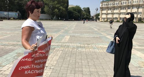 Лариса Бачиева общается с прохожими во время одиночного пикета. 19 июля 2019 года. Фото Патимат Махмудовой для "Кавказского узла"