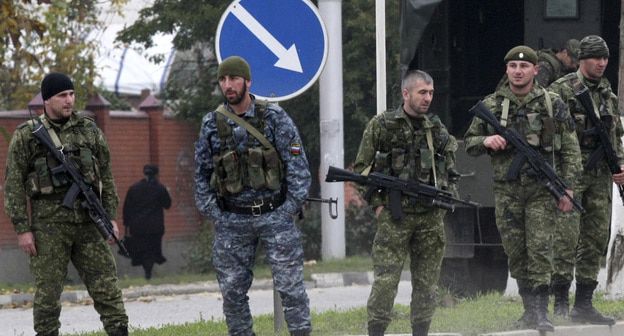 Сотрудники силовых структур. Фото: REUTERS/Alkhan Gargayev