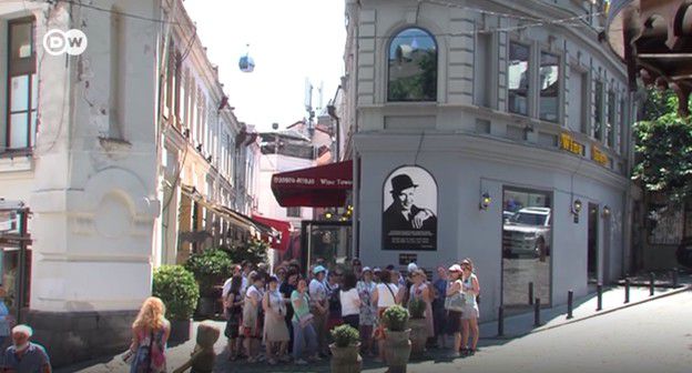 Российские туристы в Тбилиси. Скриншот видео https://www.dw.com/ru/российские-туристы-не-боятся-отдыхать-в-грузии-28062019/av-49406632