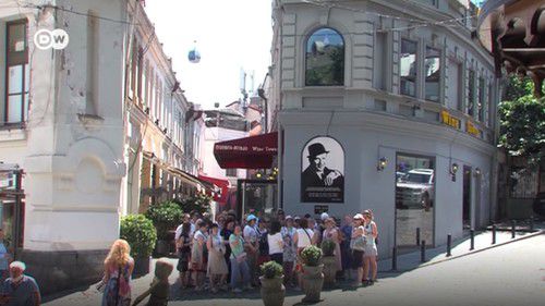 Российские туристы в Тбилиси. Скриншот видео https://www.dw.com/ru/российские-туристы-не-боятся-отдыхать-в-грузии-28062019/av-49406632