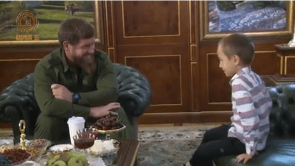 Скриншот видео встречи Рамзана Кадырова с мальчиком. https://www.instagram.com/p/B0T9NmloZEt/